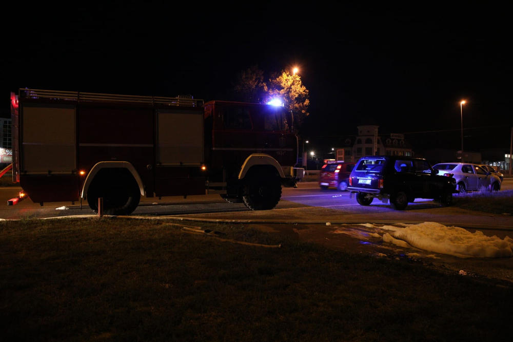 GOREO BLINDIRANI AUTOMOBIL U NOVOM SADU: Vatrogasci na jedvite jade ugasili plamen