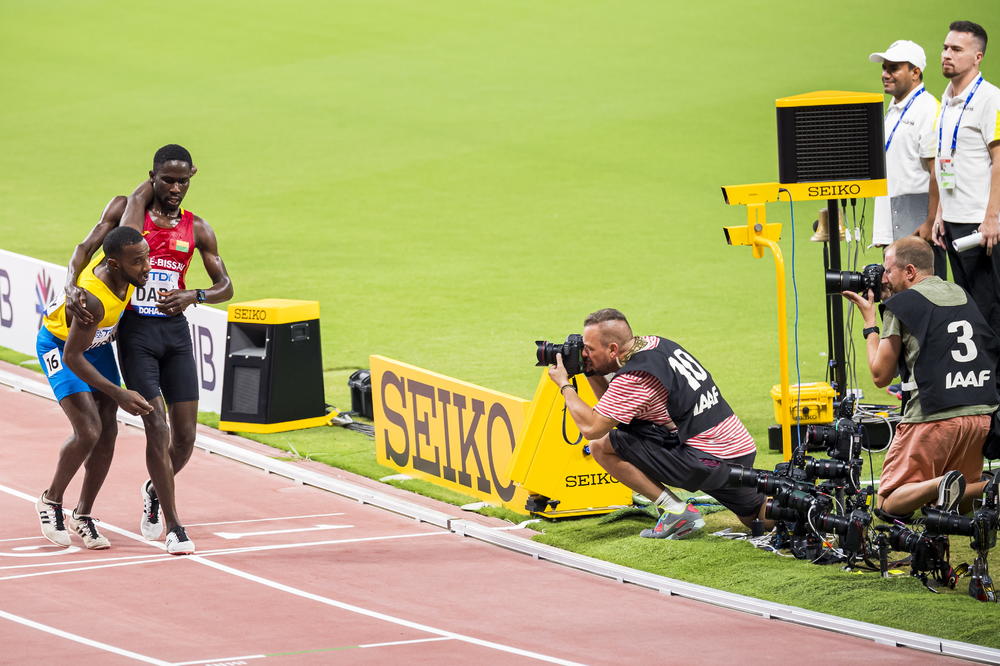 NIJE OSVOJIO MEDALJU, ALI JE POSTAO APSOLUTNI ŠAMPION: Svetsko prvenstvo u atletici nije pošteno ni počelo, a već je iznedrilo PRAVOG HEROJA (VIDEO)