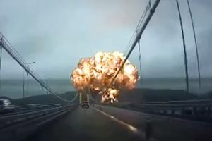 POGLEDAJTE MOMENAT EKSPLOZIJE TANKERA: Ogromna užarena pečurka se diže iznad mosta kojim prolaze vozila! Požar na brodovima sa naftom u Južnoj Koreji! (VIDEO, FOTO)