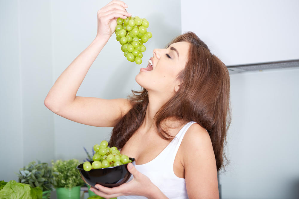 SVEJEDNO DA LI VIŠE VOLITE CRNO ILI BELO, UŽIVANJE JE TU: Evo zašto je dobro jesti grožđe i koje sve vitamine ima