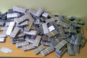 NEVEROVATNO! 22.000 TABLETA SEDATIVA KRIO U GUMI AUTOMOBILA: Rumun pao na carini, propao mu pokušaj krijumčarenja lekova (FOTO)