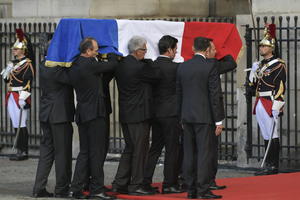 POČIVAĆE PORED ĆERKE: Sahranjen bivši francuski predsednik Žak Širak (VIDEO)