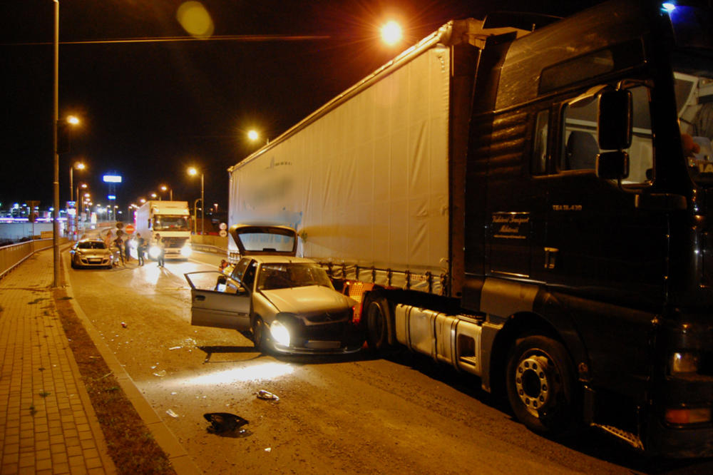 SAOBRAĆAJNA NESREĆA U KRALJEVU: Sudarili se kamion i automobil, vozač sitroena povređen