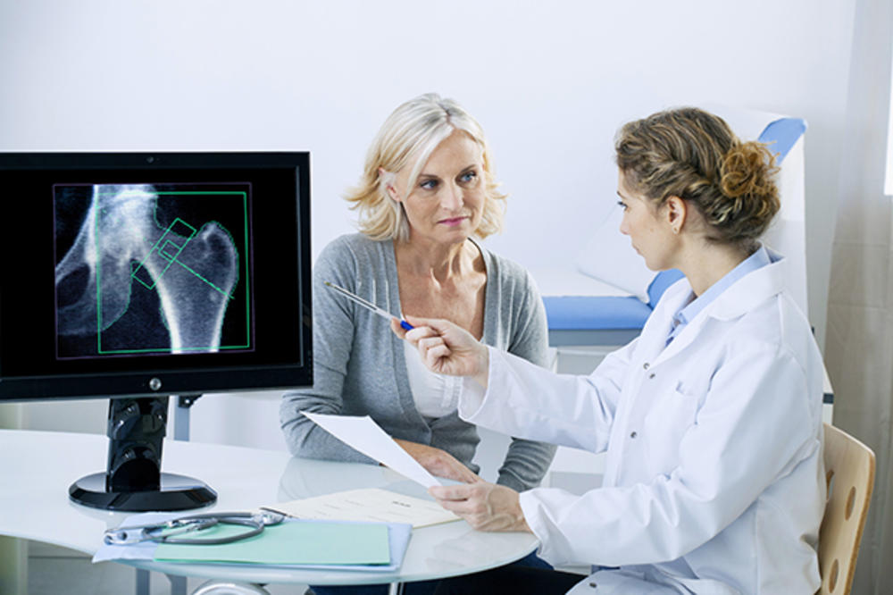 Lekari upozoravaju: Slušajte svoje telo, nemojte ignorisati simptome osteoporoze, posledice mogu biti fatalne