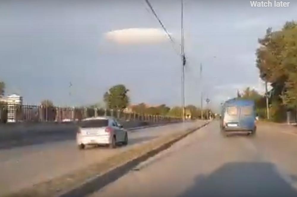 ŠOK SNIMAK SA NIŠKIH ULICA: Vozio u suprotnom smeru, a dete je sedelo na zadnjem sedištu! BAHATO (VIDEO)