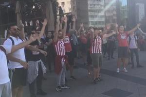 OKUPLJANJE POČELO: Navijači Crvene zvezde i Olimpijakosa pristižu pred hotel Moskvu! Pesma se ori centrom Beograda (KURIR TV)
