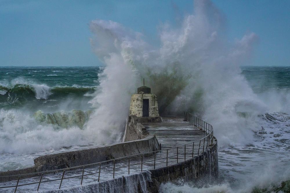 KIRA ĆE SE OBRUŠITI NA BRITANIJU: Najjača oluja u poslednjih 7 godina, vetrovi duvaju i do 120 km na sat (VIDEO)