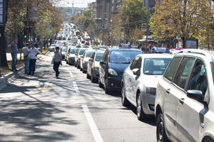 TENZIJE DRUGOG DANA ŠTRAJKA VOZAČA! GRAĐANI BESNI: Taksisti ponovo blokirali grad