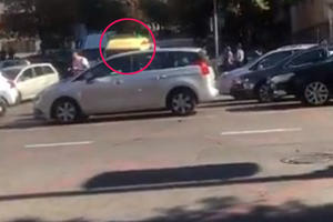 TREĆI DAN ZAREDOM BLOKIRAJU SRPSKU PRESTONICU: Taksisti, pomerite se da može vozilo Hitne pomoći da prođe! Beograđani BESNI! (VIDEO)
