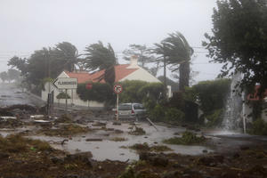 URAGAN LORENCO UDARIO SVOM SILINOM: Blokirani putevi, kuće bez struje na Azorskim ostrvima! Oluja juri ka Britaniji 145 km na sat! (FOTO)
