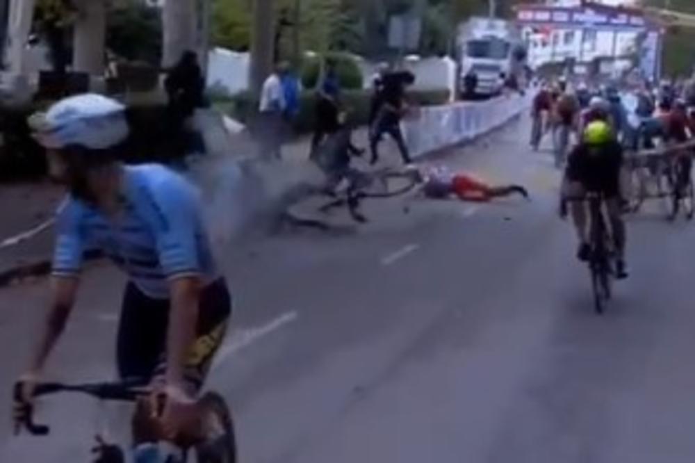 HRVAT NAPRAVIO HAOS NA STAZI: Pretrčavao ulicu usred trke, biciklista ga udario, a onda je nastao karambol! Pogledajte taj težak incident (VIDEO)