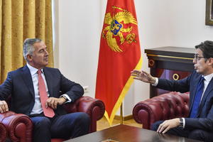 ĐUKANOVIĆU NE SMETA NAOPAK BARJAK: U Crnoj Gori se nepoštovanje zastave kažnjava, a evo kako je Milo dočekan u Skoplju (FOTO)