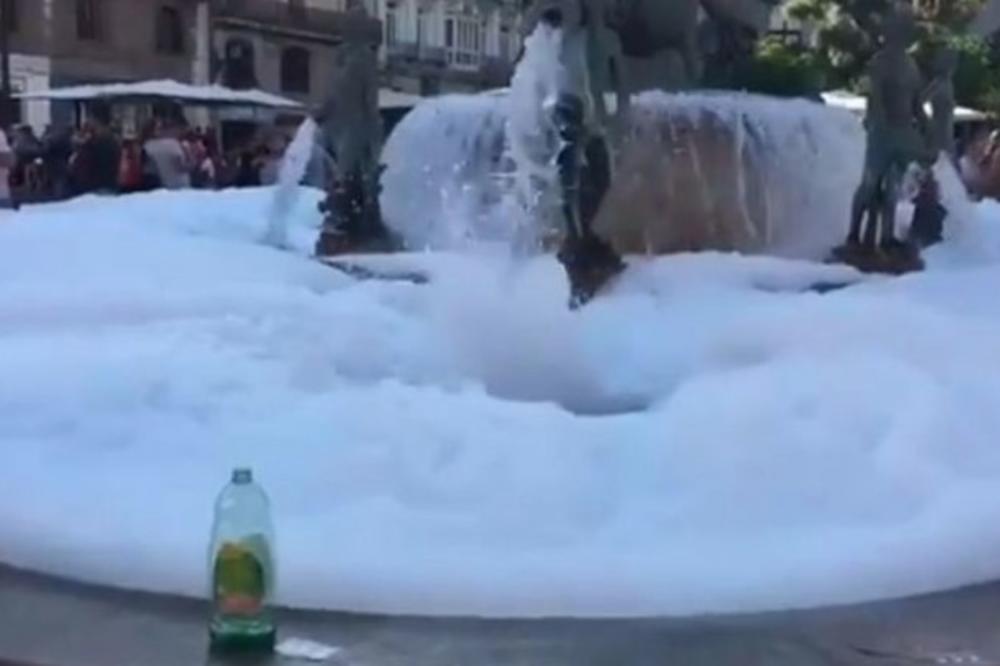 NAVIJAČI AJAKSA TERORISALI VALENSIJU, PA NAPRAVILI PENA PARTI: Huligani iz Amsterdama pred meč pravili incidente po gradu, pa na kraju sipali deterdžent u fontanu! (VIDEO)