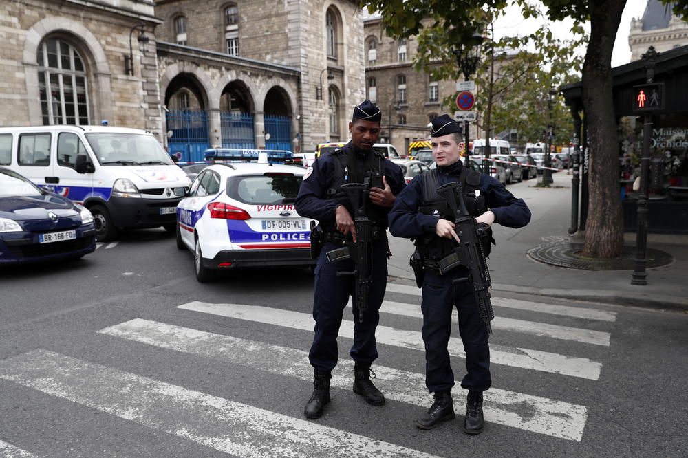 KRVAVI NAPAD U PARIZU! SLUŽBENIK NOŽEM NAPAO KOLEGE U POLICIJSKOJ STANICI: Četvoro policajaca ubijeno, nekoliko ranjeno, a napadač likvidiran! (FOTO, VIDEO)