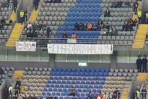 RUSI NE ZABORAVLJAJU SVOJE LJUBIMCE: Navijači CSKA došli u Nur-Sultan da se zahvale fudbalerima Partizana Tošiću i Nathu! Evo kako su to učinili (FOTO)