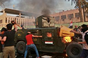 KRV NA SVE STRANE U IRAKU, VEĆ 27 MRTVIH ZA TRI DANA: Ubijeno 6 demonstranata iz vatrenog oružja! (FOTO)