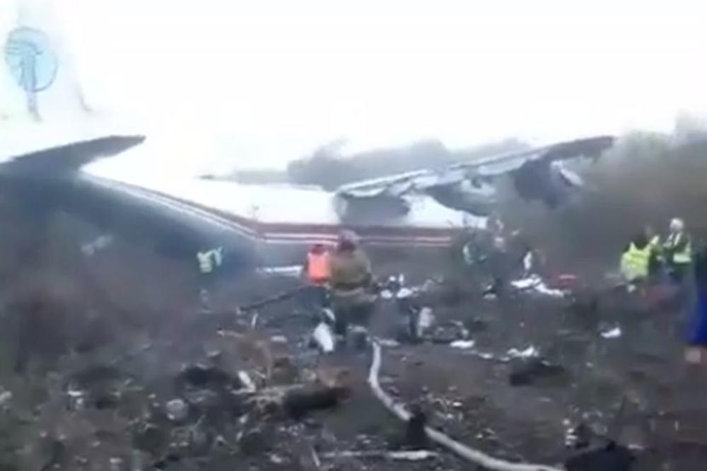 STRAVIČNA NESREĆA U UKRAJINI: Avion prinudno sleteo, poginulo petoro ljudi! (FOTO, VIDEO)