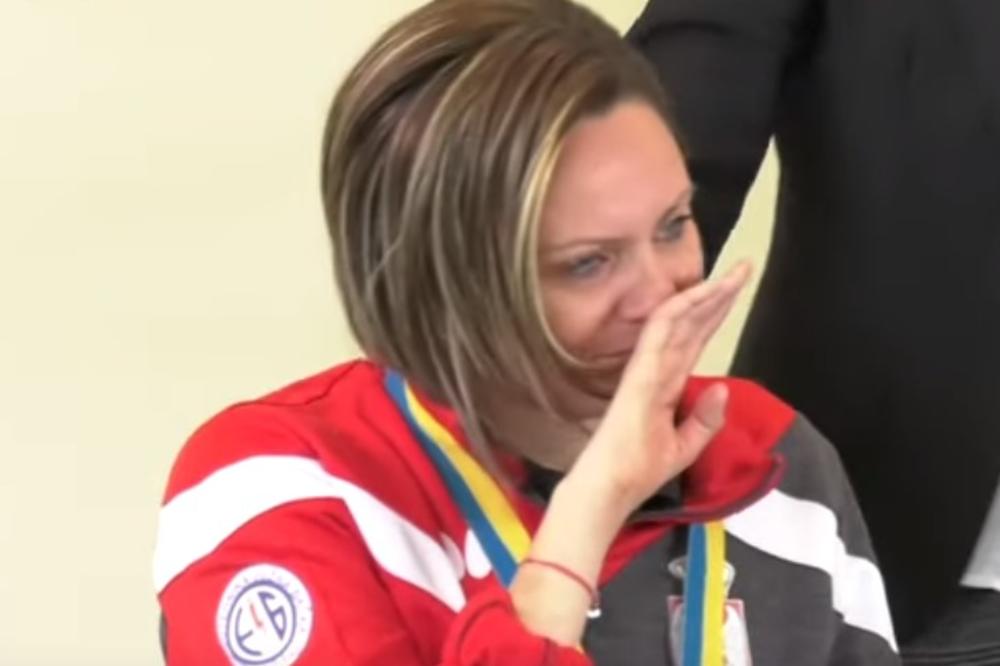 EMOTIVAN DOČEK ZA VICEŠAMPIONKU EVROPE U PARA STONOM TENISU: Ana Prvulović pustila suzu radosnicu! VIDEO