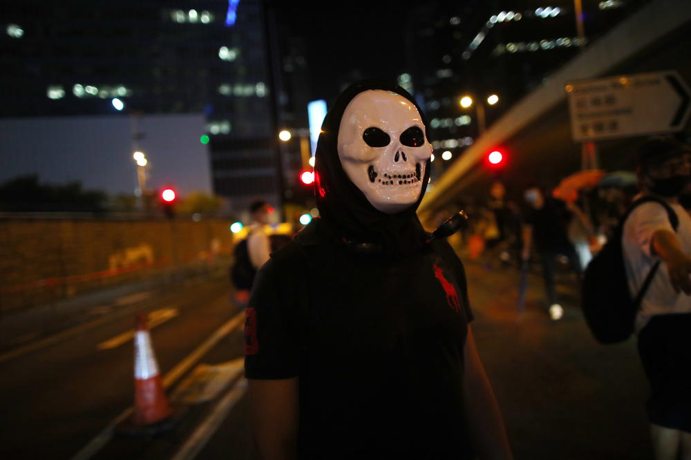 PRKOSE ZABRANI NOŠENJA MASKI: Hiljade maskiranih demonstranata na ulicama Hongkonga! (FOTO)