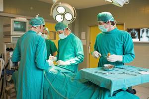 PRVA TRANSPLANTACIJA MATERICE U BRITANIJI: Žena donirala organ sestri da bi postala MAJKA, operacija trajala DEVET SATI