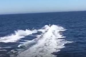 I OVO SE DEŠAVA! DILERI DROGE SPASLI POLICAJCE: U jurnjavi po moru prevrnuo se patrolni čamac, a onda krijumčari uskočili u pomoć! (VIDEO)