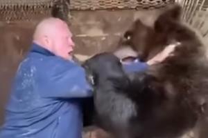 VAN SVAKE PAMETI! On davi medveda, medved davi njega! Ruski MMA borac pomerio granice sparinga! (VIDEO)