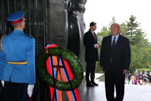 SEĆAMO SE SVIH KOJI SU ŽIVOTE DALI ZA OTADŽBINU: Predsednik Jermenije položio venac na Spomenik neznanom junaku (FOTO)