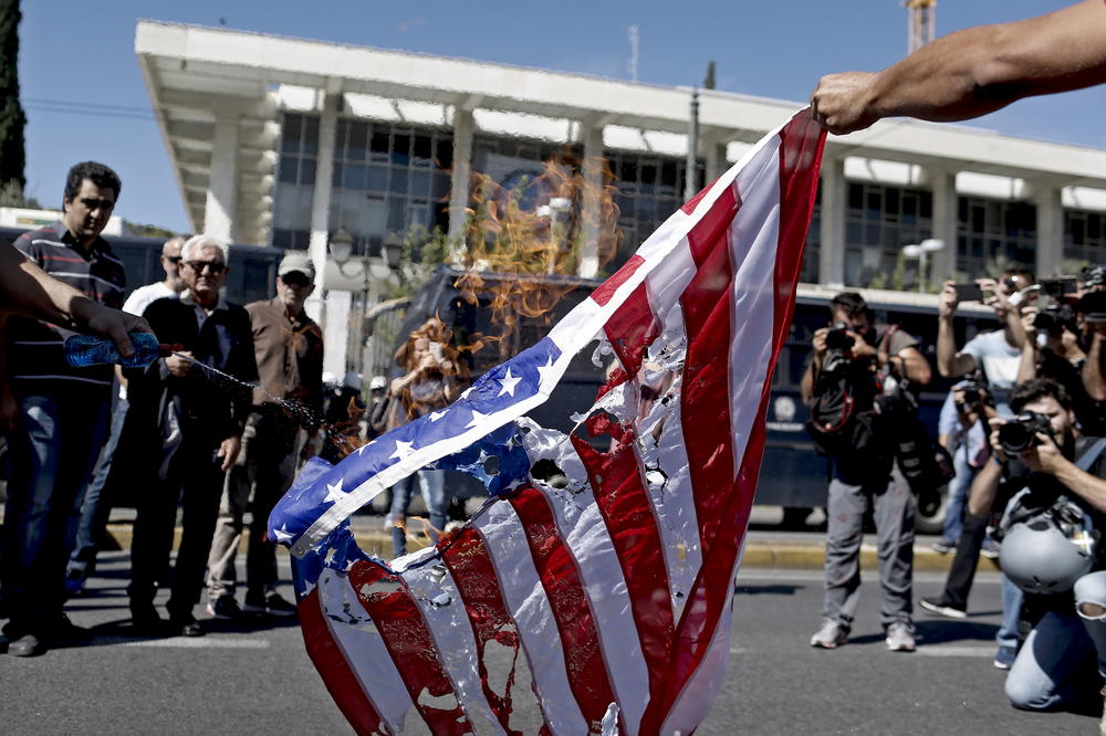 POMPEO, IDI KUĆI: Grci spalili američku zastavu i sukobili se sa policijom tokom posete sekretara SAD (VIDEO)