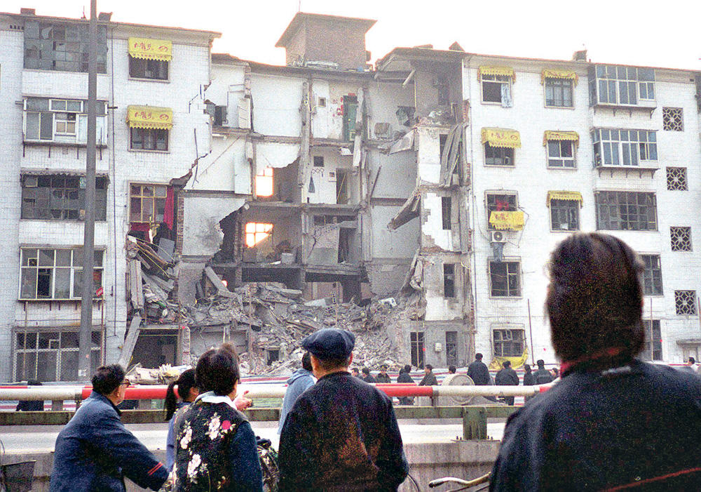 Uništena zgrada... Prva meta bombaša iz Kine