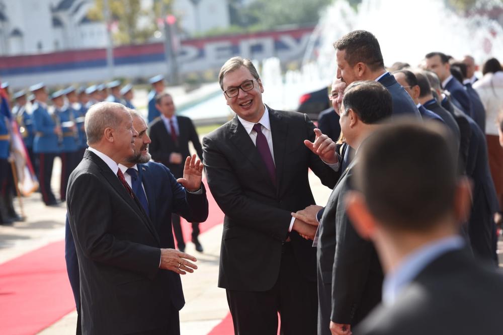 BRAT HIDO STIGAO U BEOGRAD: Legendarni košarkaš došao sa Erdoganom pa se rukovao sa Vučićem, predsednik jednim gestom nasmejao sve! POGLEDAJTE NJIHOV SUSRET (VIDEO)