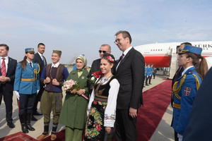 OVAJ DETALJ SA AERODROMA JE SVIMA PROMAKAO: Erdogan u Srbiju doveo svoju lepu ženu Eminu, a pogledajte pored koga je stala (FOTO)