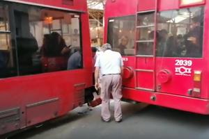 DRAMA U BEOGRADU: Motociklista pao tokom vožnje, pa podleteo pod trolejbus!