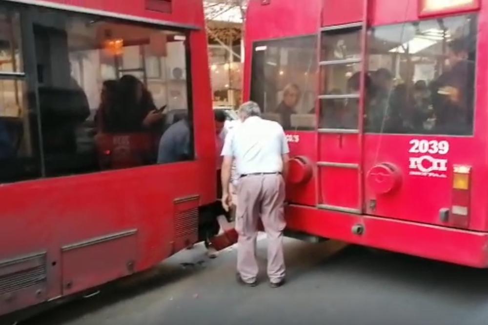 TROLEJBUS UDARIO ŽENU U CENTRU BEOGRADA: Pogledajte kakav je haos nastao kod Doma omladine (FOTO)