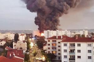 OGROMAN POŽAR KOD LIONA: Gori skladište, crni dim prekrio čitavo naselje (VIDEO)