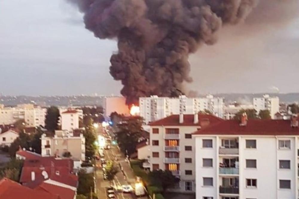 OGROMAN POŽAR KOD LIONA: Gori skladište, crni dim prekrio čitavo naselje (VIDEO)