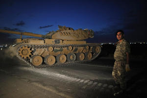 OVAKO TURSKA GOMILA SNAGE NA GRANICI SA SIRIJOM: Sa 130 oklopnih vozila hoće da zbrišu Kurde (VIDEO)
