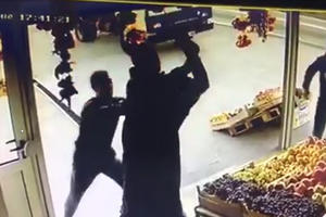 DIVLJAČKI NAPAD U MOSTARU: Pretukli prodavca voća jer nosio dres Veleža, izubijali ga teglom meda (VIDEO)