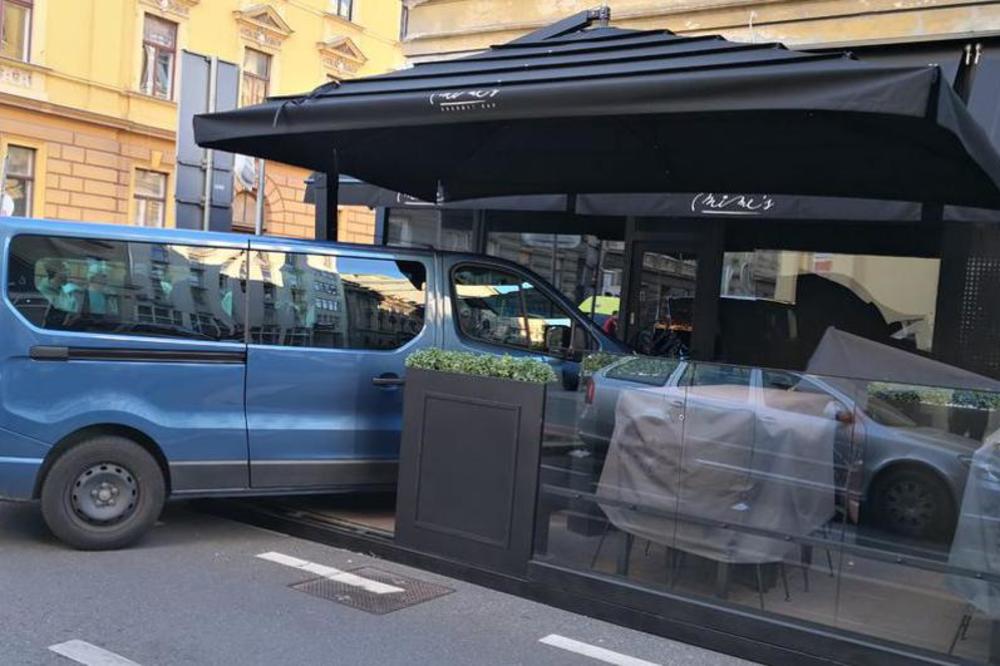 HAOS U ZAGREBU: Kolima se zaletela u kombi, on pokosio terasu restorana (FOTO)