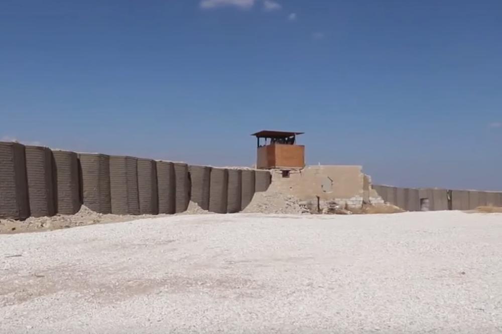 OSTAO SAMO GRAD DUHOVA: Pogledajte kako izgleda napuštena američka baza u Siriji! Sve sablasno posle iznenadnog povlačenja vojske (VIDEO)