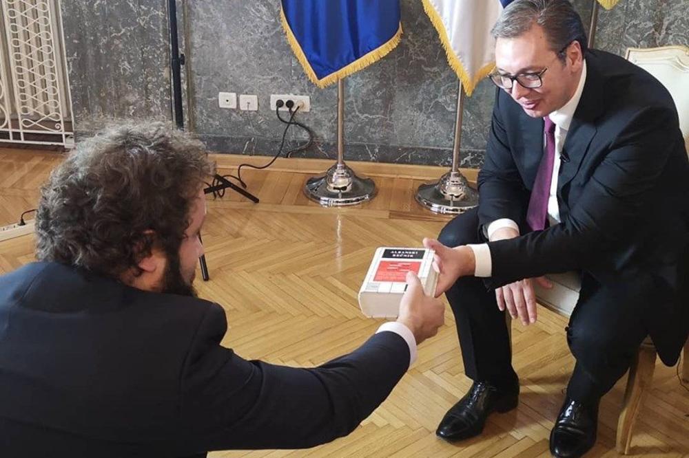 VUČIĆ OVAJ POKLON NIJE OČEKIVAO: Albanac darom iznenadio predsednika Srbije! Evo šta mu je poklonio i napisao u posveti (FOTO)