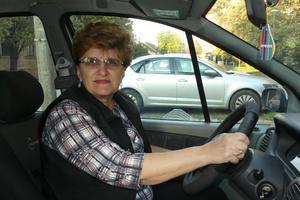 JELENA (60) JE NAPUSTILA POSAO I GODINAMA SINA TAKSISTU DOČEKIVALA KOD KUĆE: Pre 9 godina je nagovorio da i ona sedne za volan! Sad je svi znaju u Kikindi i okolini (FOTO)