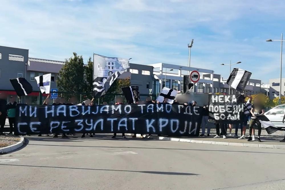 GROBARI PROTESTUJU ISPRED FSS ZBOG SUDIJSKIH KRAĐA: Danas nismo na utakmici Partizana, navijamo tamo gde se rezultat kroji!