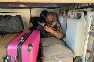 SPREČENO KRIJUMČARENJE MIGRANATA U MAĐARSKU: Dvojica nađena u prtljažniku autobusa (FOTO)