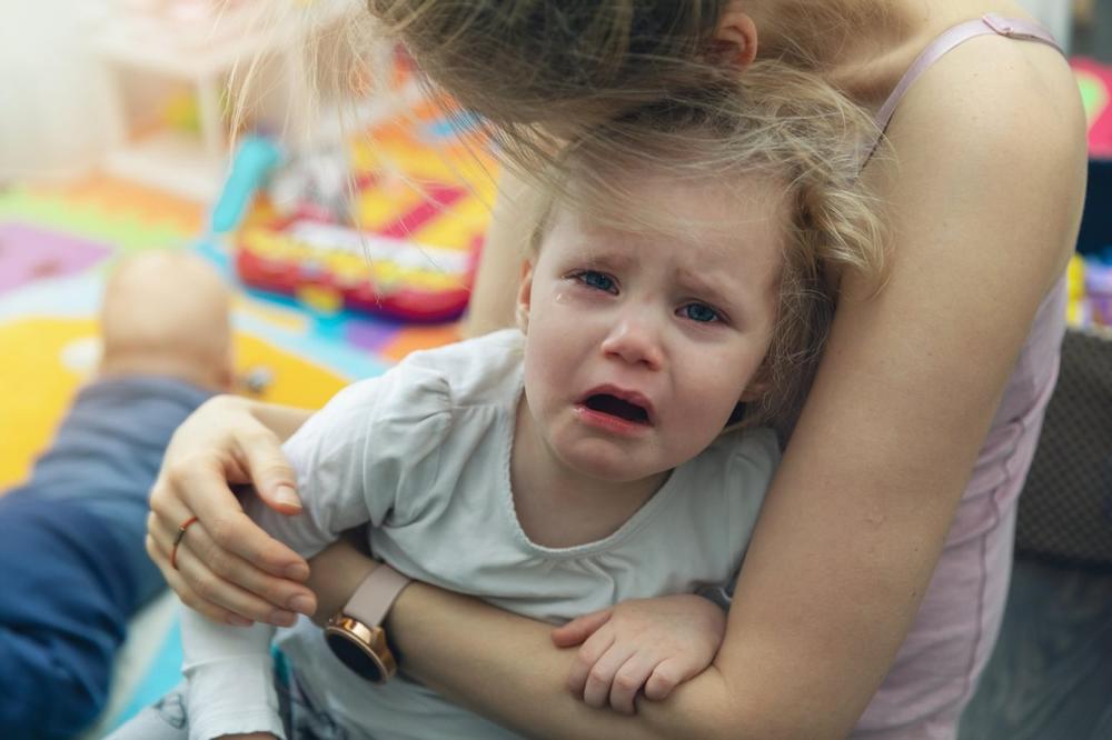 ČEŠLJALA SAM ĆERKU (5) I NA UVETU PRIMETILA UŽAS! Majka upozorila sve roditelje: Ovo nikako ne stavljajte svojoj deci