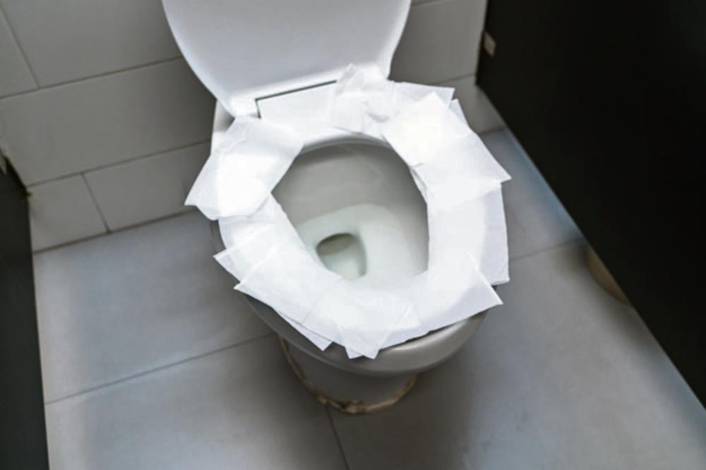 ISTINE I MITOVI O ZARAZAMA U JAVNOM TOALETU: Oblaganje WC šolje papirom ne štiti od bakterija!