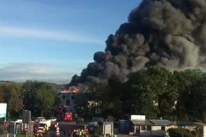 SNAŽNA EKSPLOZIJA NA AERODROMU U AUSTRIJI: Povreženo 9 osoba, tri u kritičnom stanuu! Gusti crni dim prekrio nebo u Lincu (VIDEO)