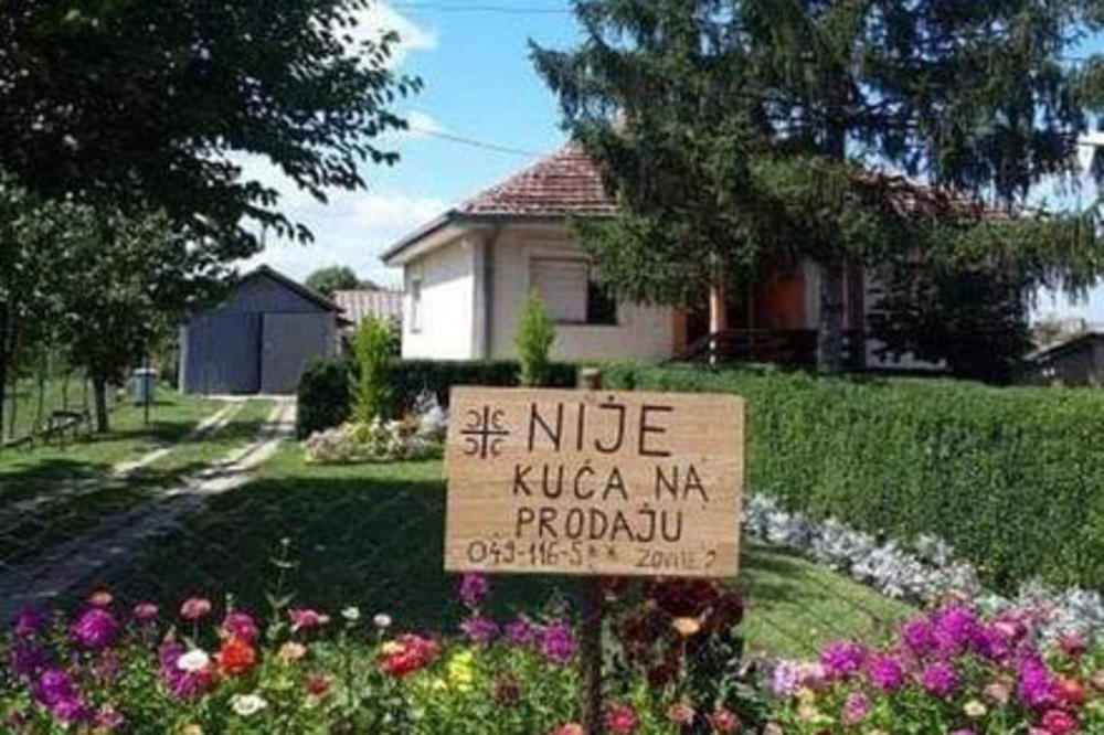 O OVOM OGLASU NADOMAK PRIŠTINE SVI PRIČAJU: Srbin ispred kuće stavio tablu sa četiri slova S i natpis o kome svi bruje (FOTO)