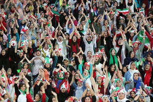 IRANKE NA STADIONU POSLE ČETIRI DECENIJE: Žene iz Irana prsisutvovale pobedi za Ginisa svojih fudbalera! (VIDEO)