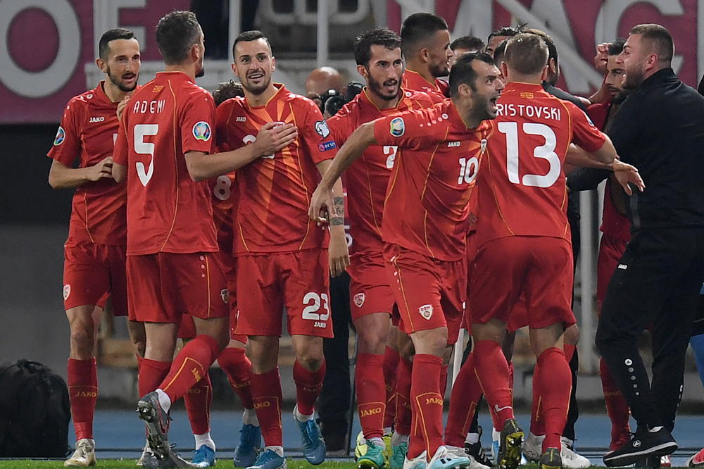 PREMIJER ODAO PRIZNANJE HEROJIMA NACIJE: Zaev čestitao reprezentaciji Makedonije prvi plasman na Evropsko prvenstvo