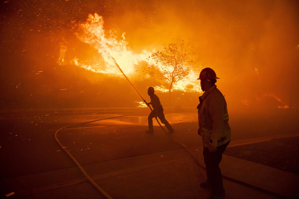 PANIKA U LOS ANĐELESU, EVAKUISANO 100.000 LJUDI: Vatra opkolila grad, IMA MRTVIH, vatrogasci grozničavo pokušavaju da zaustave požar koji se širi! (FOTO, VIDEO)